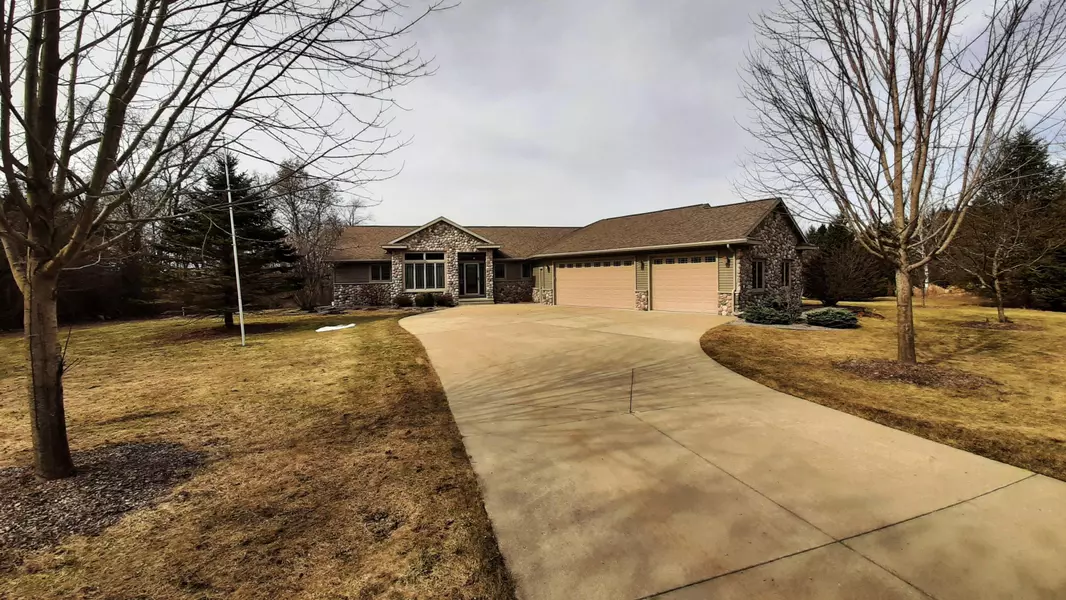 N6257 Stonewood Dr, Farmington, WI 53094