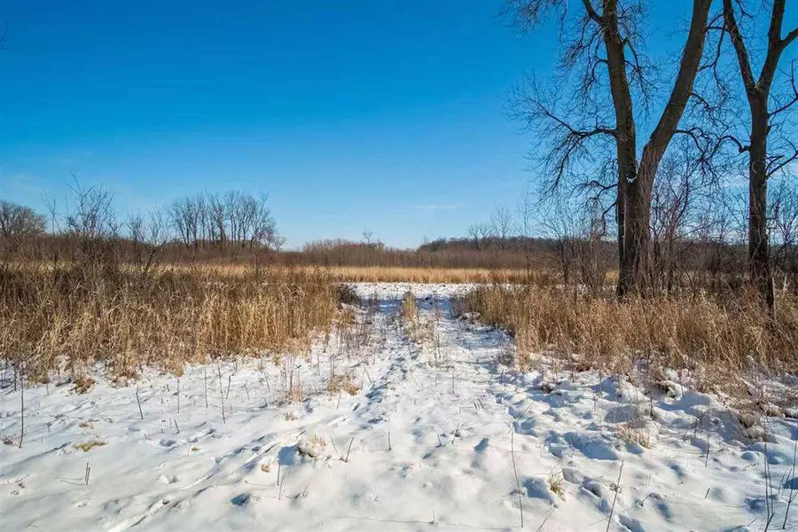 70 Ac Old F Rd, Rio, WI 53960