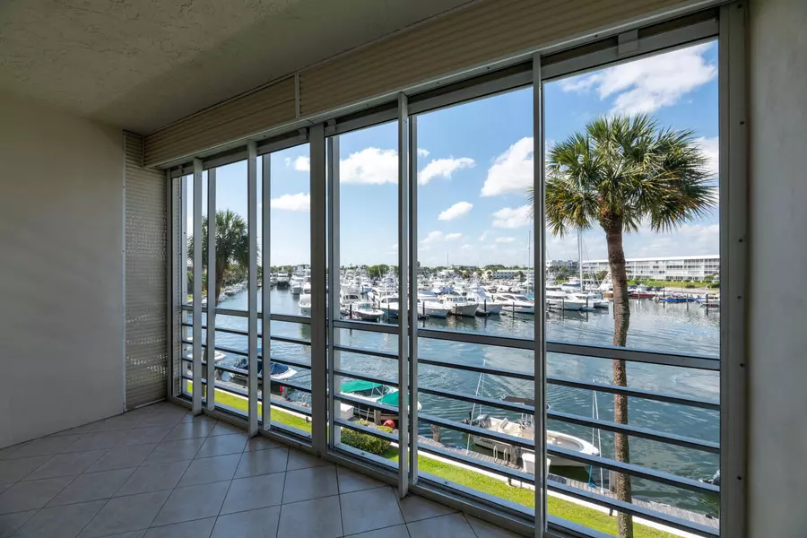 21 Yacht Club DR 304, North Palm Beach, FL 33408