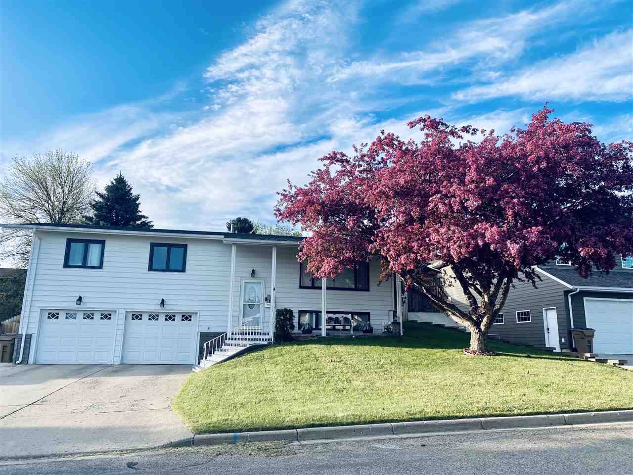 3 Vista Dr. NW, Minot, ND 58703
