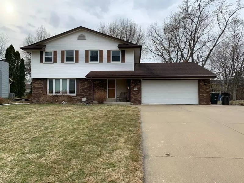 W224N2621 Springwood Ln, Pewaukee, WI 53186