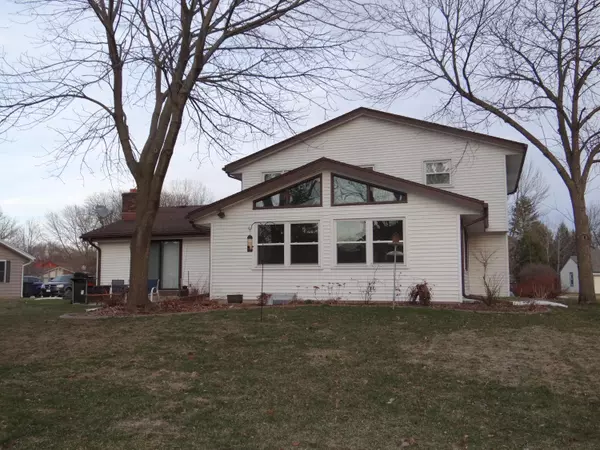 Pewaukee, WI 53186,W224N2621 Springwood Ln