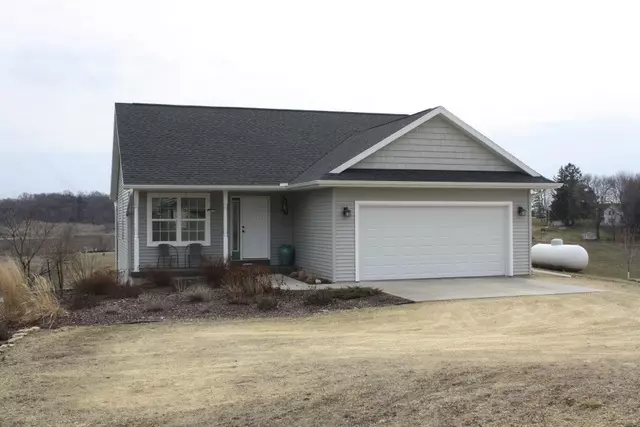 16896 Pond View Ln, Mineral Point, WI 53565