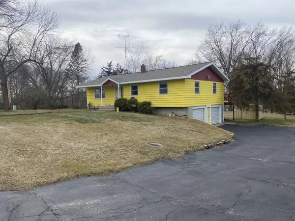 N6392 Hillcrest Rd, Pardeeville, WI 53954