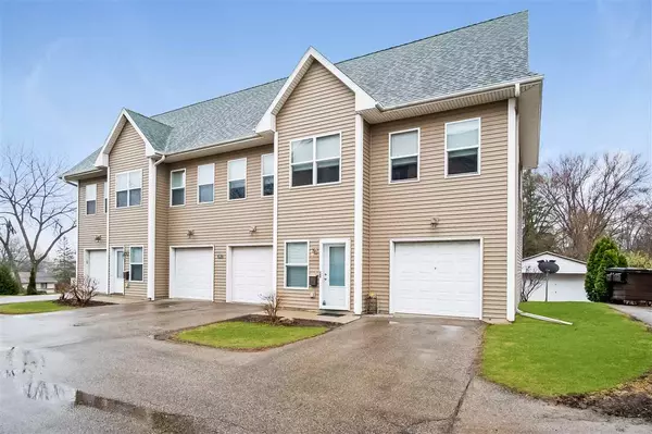 Stoughton, WI 53589,1013 Summit Ave #8