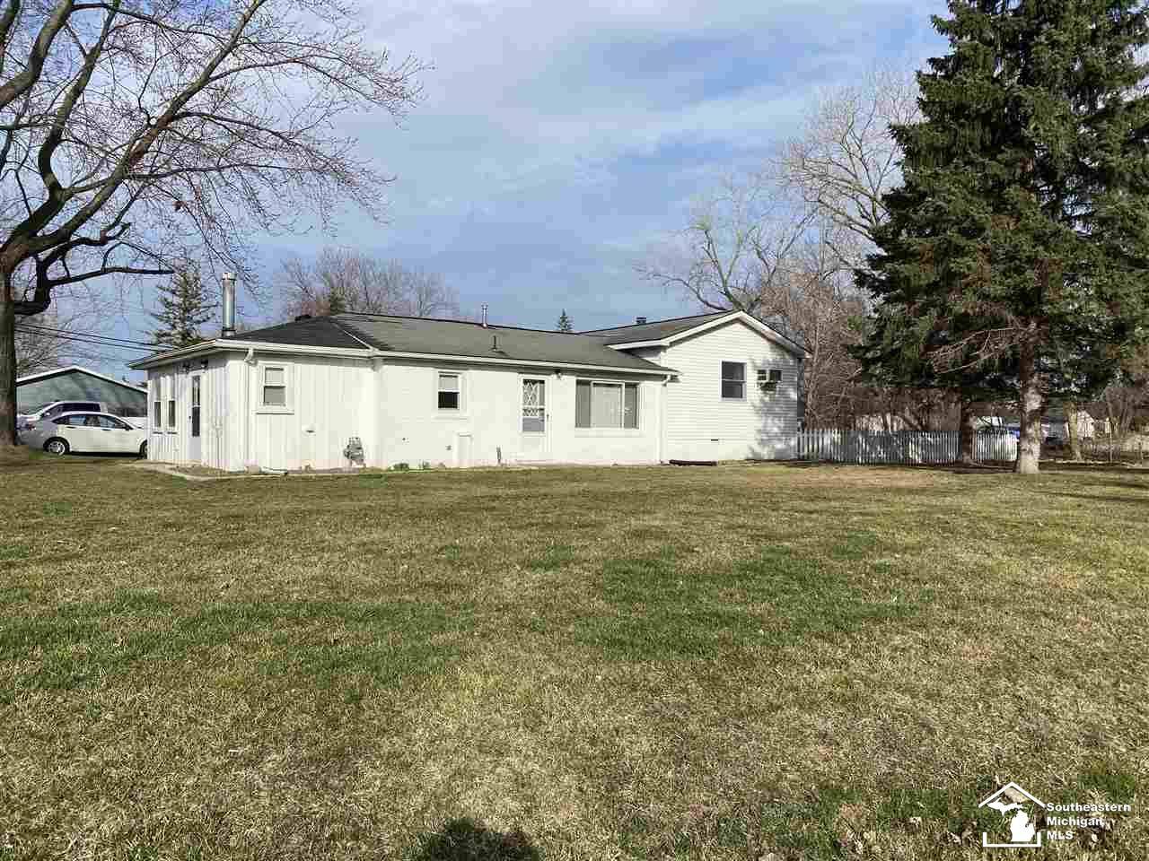 8305 Oak Blvd, South Rockwood, MI 48179