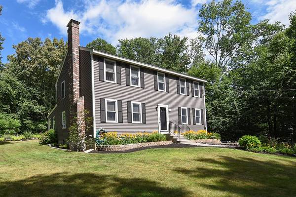 17 Woodland DR, Sandown, NH 03873