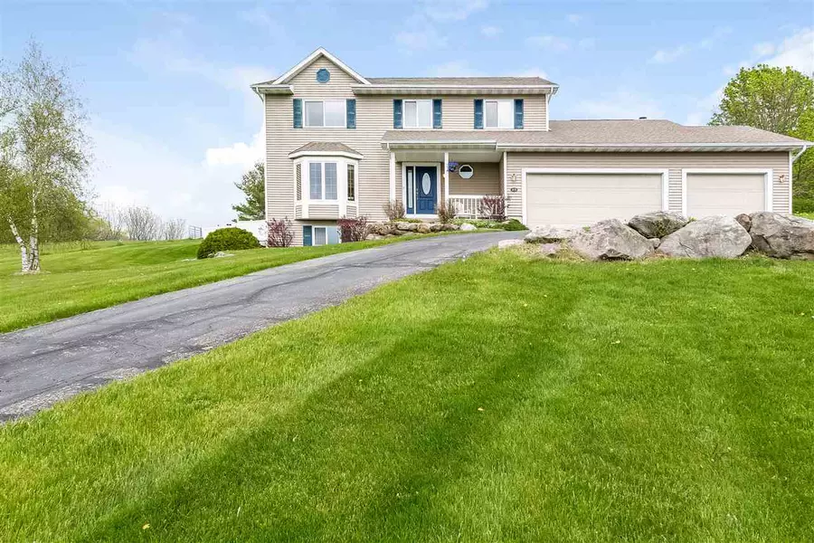 3676 Saddle Ridge Rd, Deerfield, WI 53531