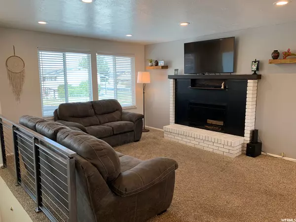 Sandy, UT 84094,8269 FALLBROOK CIR