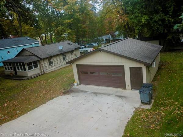 10363 Half Moon DR,  Hamburg Twp,  MI 48169