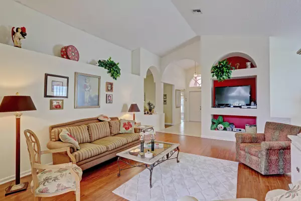 Palm Beach Gardens, FL 33418,400 Woodview CIR