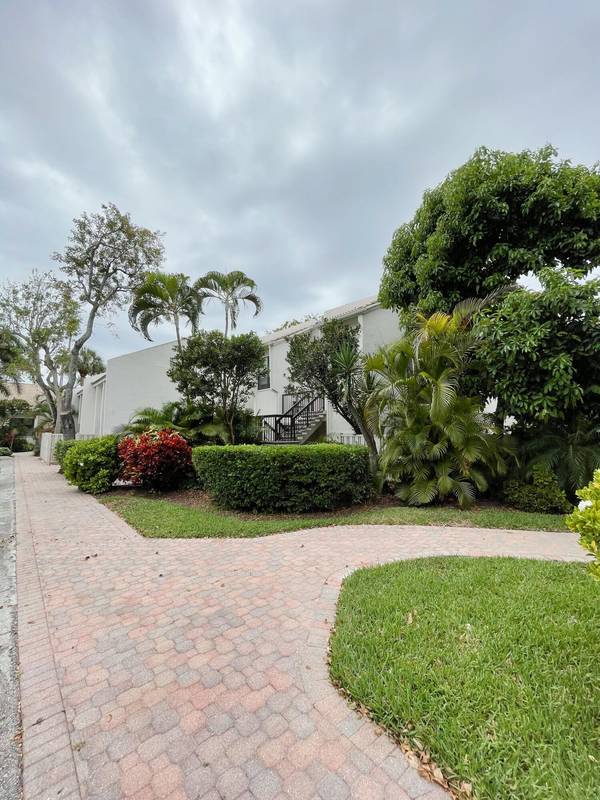 2004 Bridgewood DR 2004, Boca Raton, FL 33434