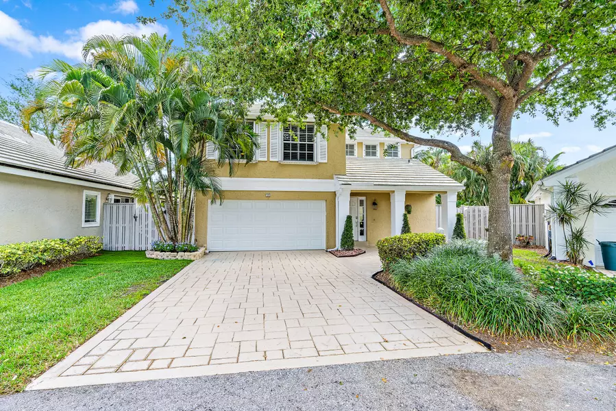 11 Commanders DR, Palm Beach Gardens, FL 33418