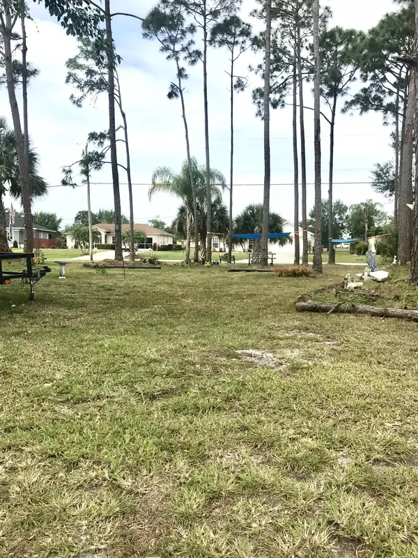 Port Saint Lucie, FL 34984,639 SE Stow TER