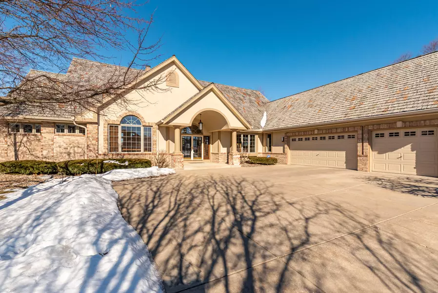 1805 E Bristlecone Dr, Hartland, WI 53029