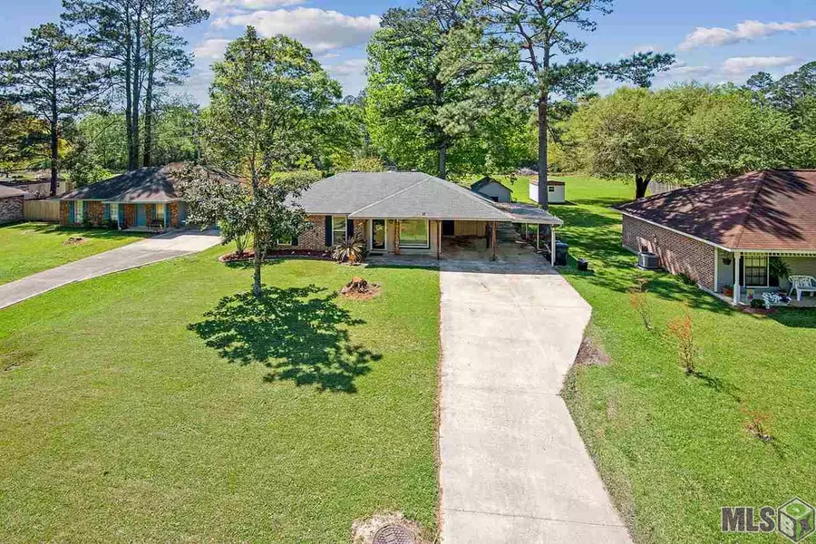 11043 NORWAY PINE DR, Greenwell Springs, LA 70739