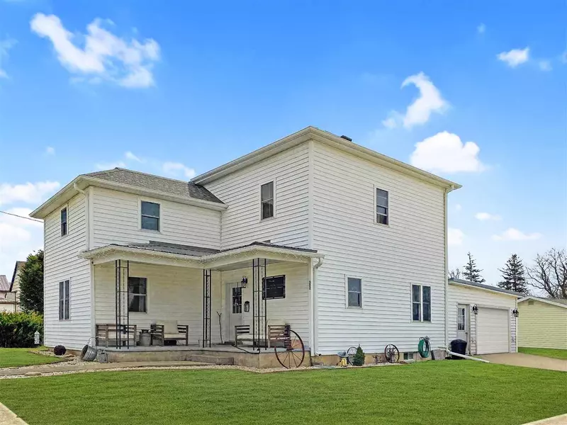 302 Chestnut St, Monona, IA 52159