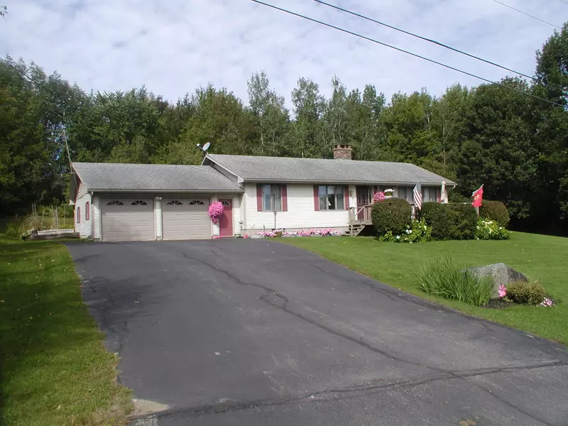 9 Morningside DR, Newport Town, VT 05857