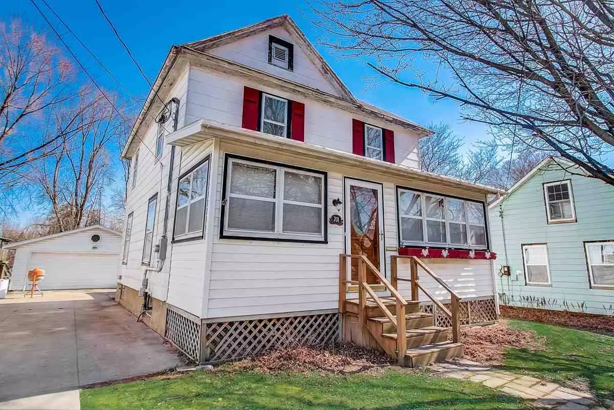 Beaver Dam, WI 53916,701 S Center St