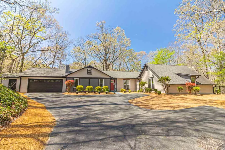 395 COUNTRY CLUB LN, Selmer, TN 38375