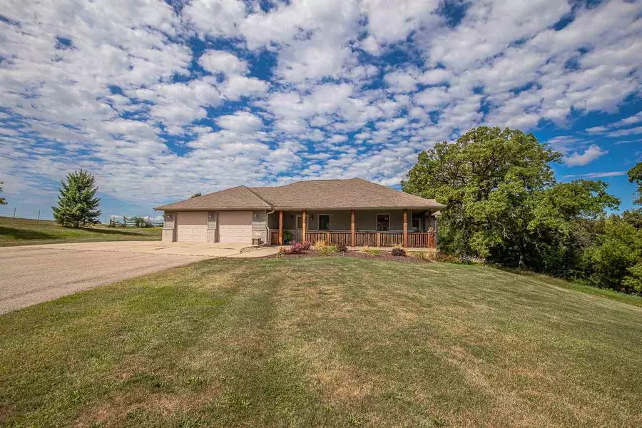 8661 Prairie Grove Rd, Barneveld, WI 53507