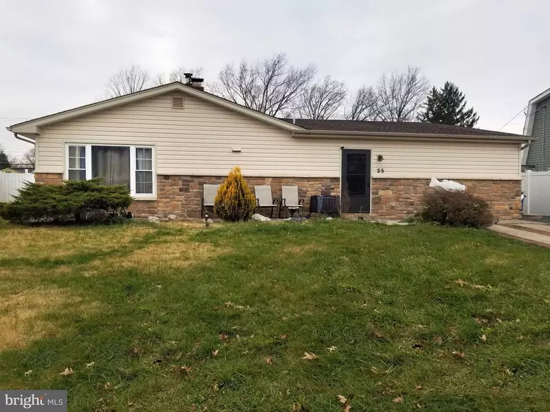 25 TWISTING LN, Levittown, PA 19054