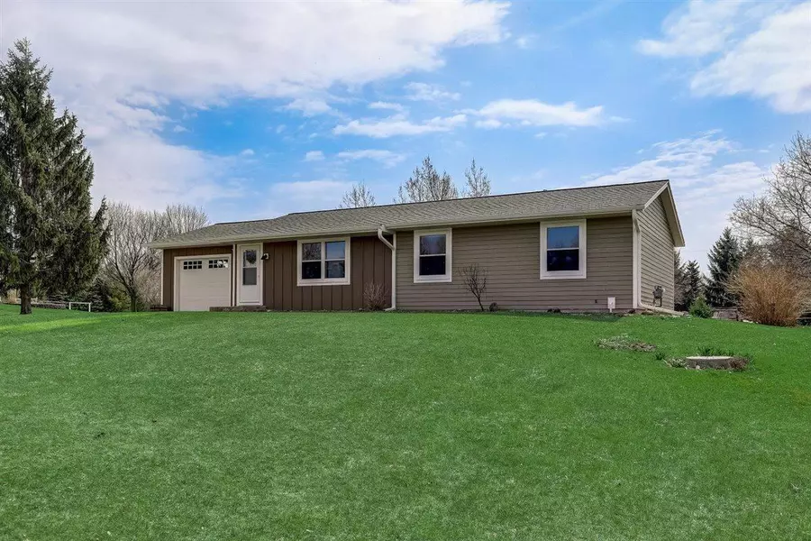 2075 Elm Tree Dr, Farmington, WI 53040