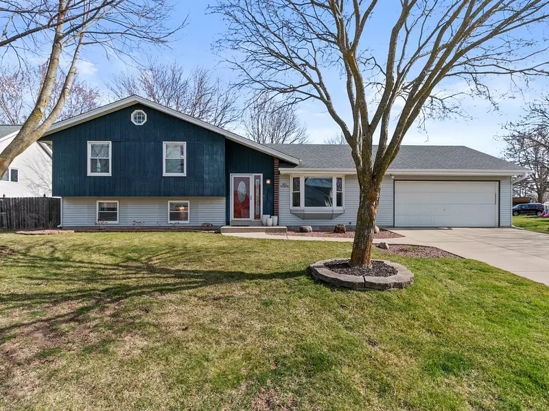 N62W23656 Sunset Dr, Sussex, WI 53089