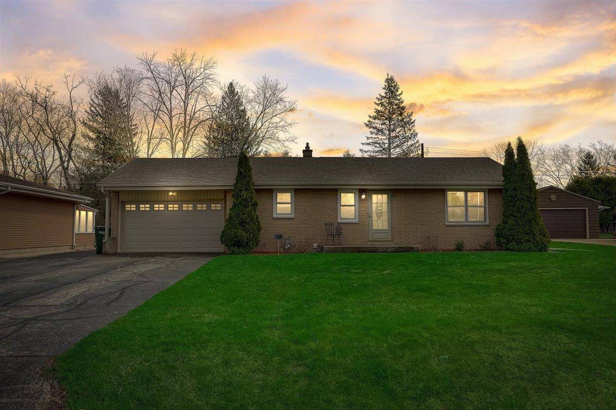 1622 S 165th St, New Berlin, WI 53151
