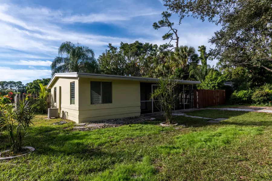 152 Akron RD, Lake Worth, FL 33467