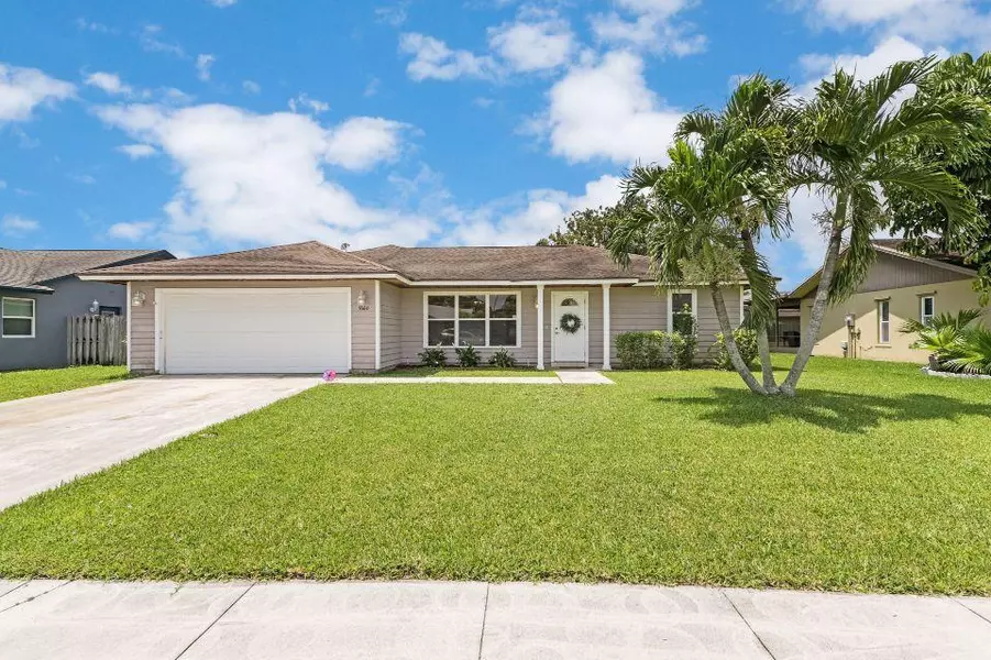 7660 Woodland Creek LN, Lake Worth, FL 33467