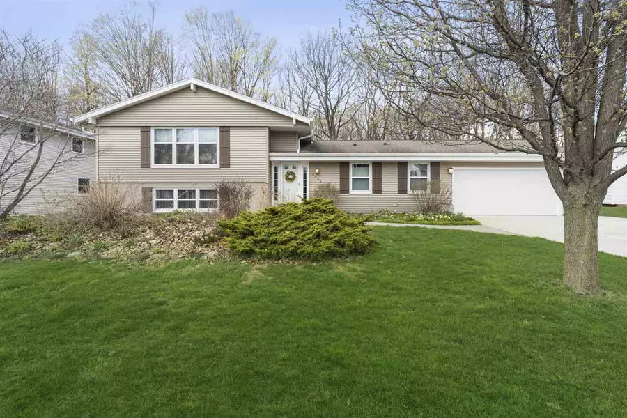 4555 S Camrose Ave, New Berlin, WI 53151