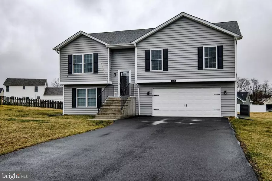 32 FREDONIA CIR, Martinsburg, WV 25405