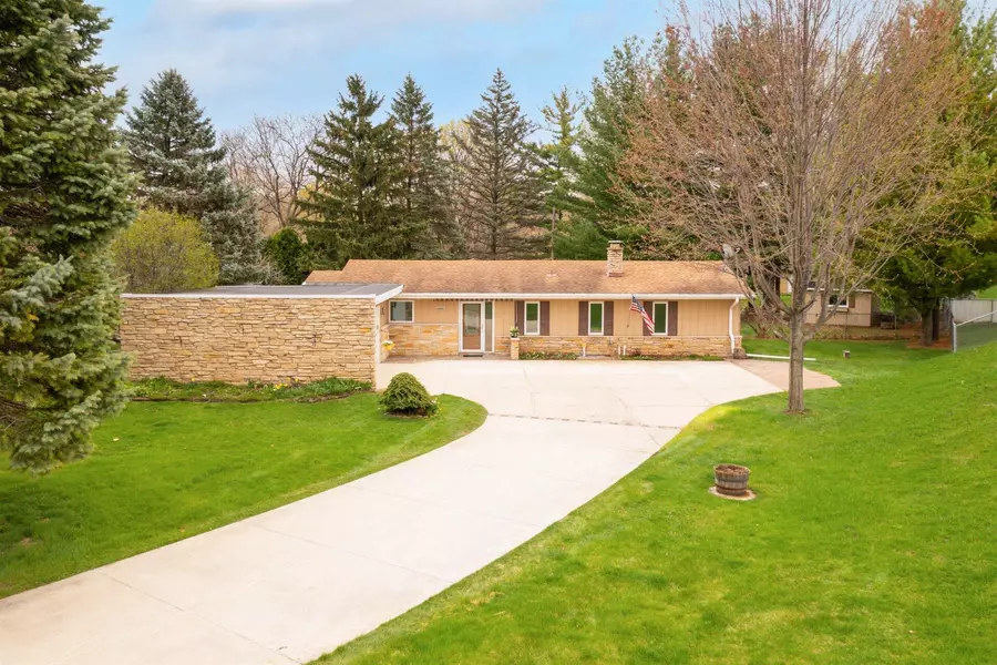 20205 Scarlet Hawthorne Rd, Brookfield, WI 53045