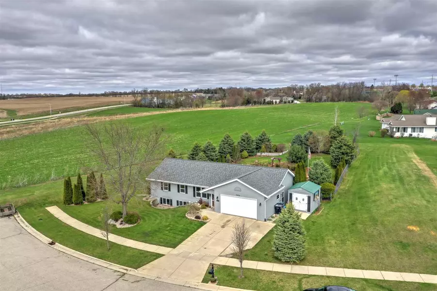 3450 Crabapple Ln, Janesville, WI 53548