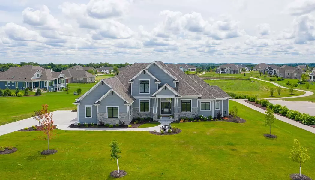 1689 Whistling Hill Cir, Hartland, WI 53029