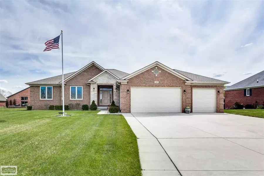 1207 S River Pointe Ln, Saint Clair, MI 48079