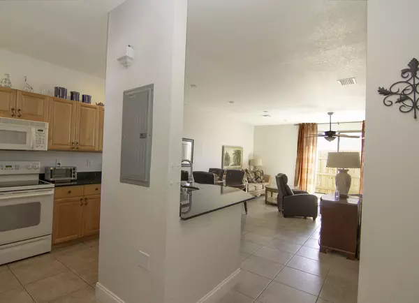 Lantana, FL 33462,322 W Pine ST 8