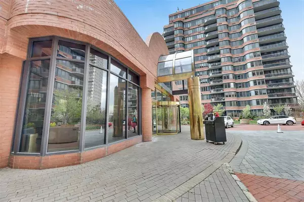 Cliffside Park, NJ 07010,100 CARLYLE DR  #16CN