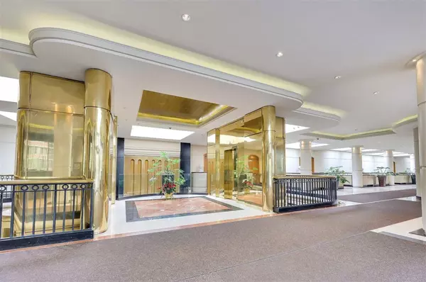 Cliffside Park, NJ 07010,100 CARLYLE DR  #16CN