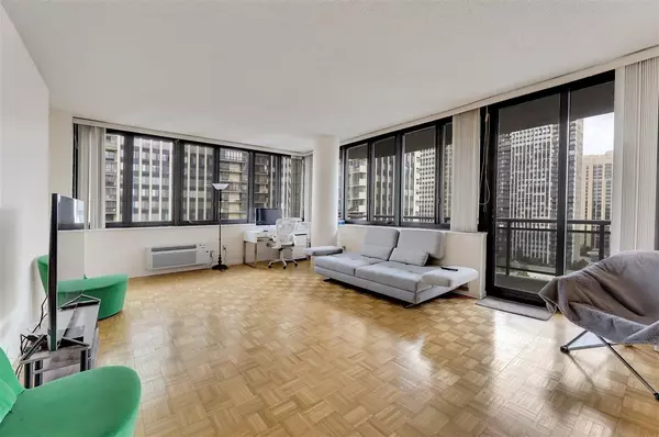 Cliffside Park, NJ 07010,100 CARLYLE DR  #16CN