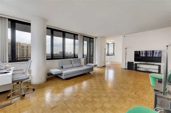 Cliffside Park, NJ 07010,100 CARLYLE DR  #16CN