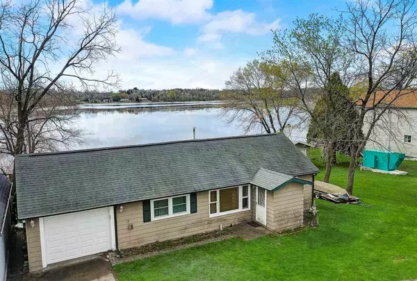 W5995 Lake St, Packwaukee, WI 53953