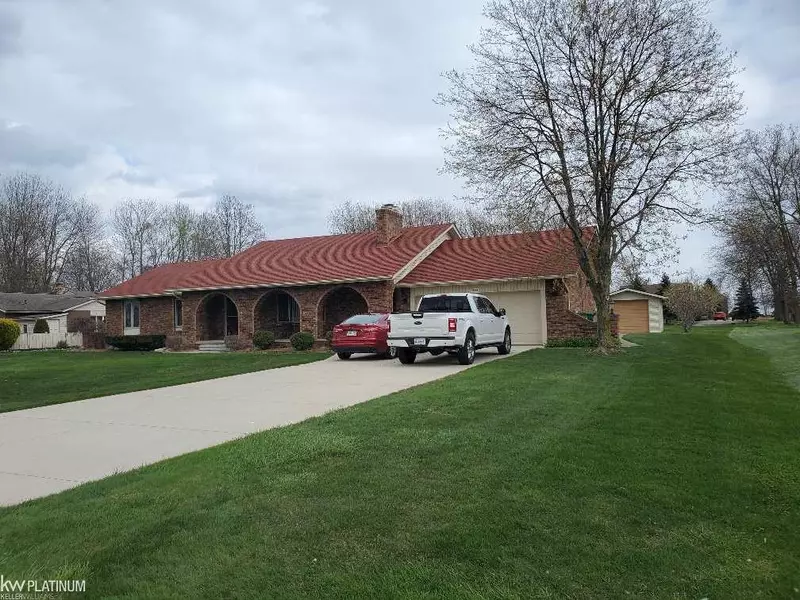 48884 Salt River Dr, Chesterfield, MI 48047