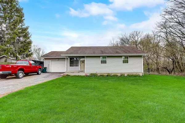 418 N High St, Cambridge, WI 53523