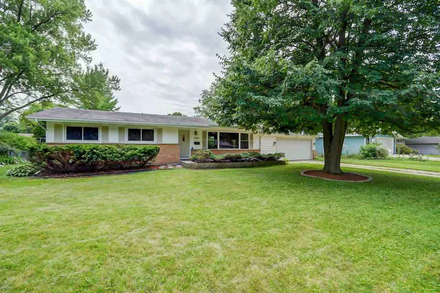 5721 Crabapple Ln, Madison, WI 53711