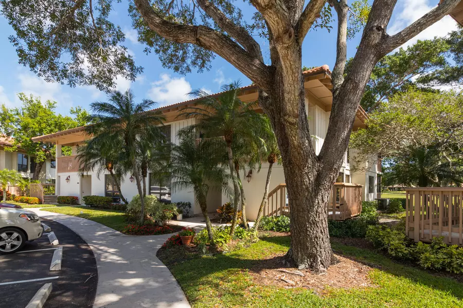 449 N Brackenwood LN, Palm Beach Gardens, FL 33418