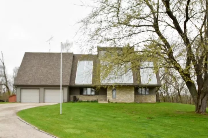 8778 Breezeway Dr, Mazomanie, WI 53560