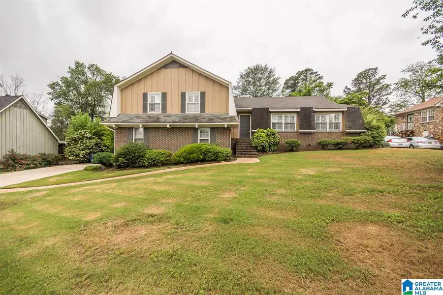 2220 AVANTI LN, Hoover, AL 35226