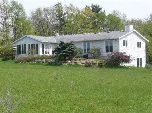 E9196 Retgen Rd, North Freedom, WI 53951